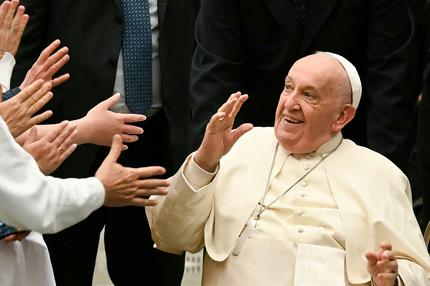 Katholisches Kirchenoberhaupt: Pope Francis waves during an audience with Hungarian pilgrims in Paul VI hall at the Vatican on April 25, 2024.