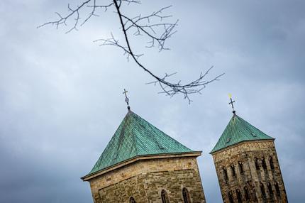 Katholische Kirche: Die Türme vom Dom sind bei trübem Wetter am Horizont zu sehen. Der Deutsche Wetterdienst (DWD) warnt weiterhin vor Dauerregen in mehreren Regionen. Die Unwetterwarnung galt für Teile von Niedersachsen, Nordrhein-Westfalen, Rheinland-Pfalz, Hessen und Sachsen. An Bächen und Flüssen sei Hochwasser zu erwarten. +++ dpa-Bildfunk +++ Osnabrück 25/12/2023