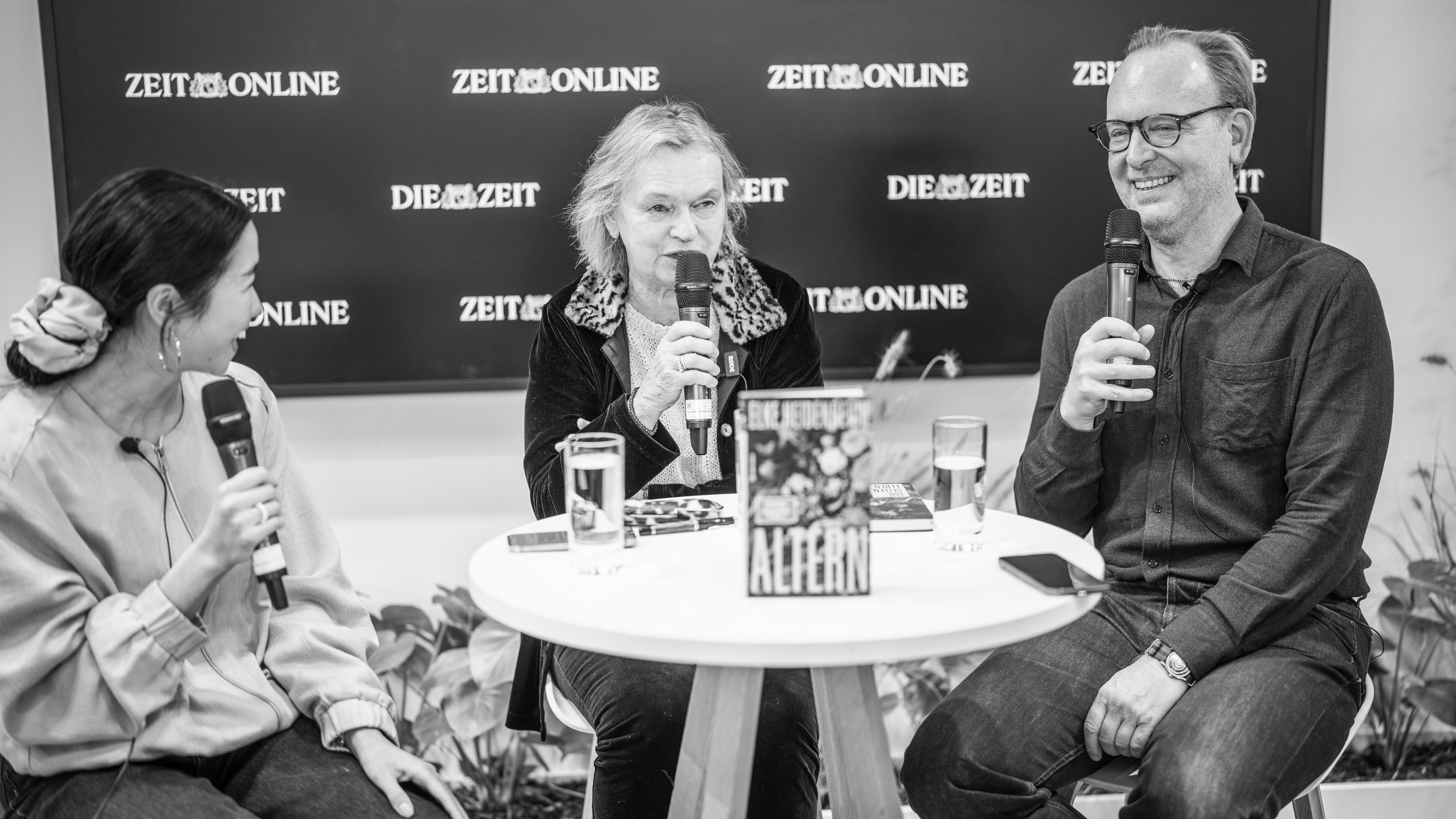 Elke Heidenreich: Die Autorin und Moderatorin Elke Heidenreich (Mitte) im Gespräch mit dem Moderatorenduo Ubin Eoh (links) und Christoph Amend (rechts)