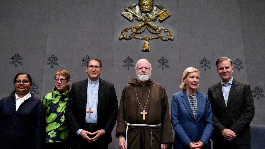 Katholische Kirche: The members of the Pontifical Commission for the Protection of Minors (PCPM) (from left) Niluka Perera, coordinator of the Catholic Care for Children International (CCCI), Teresa Morris Kettelkamp, Bishop Luis Manuel Ali Herrera, psychologist,  US Cardinal Sean Patrick O'Malley, Jurist Maud de Boer-Buquicchio and Juan Carlos Cruz, give a press conference to present the first report of the commission, in The Vatican, on October 29, 2024. In December 2014, Pope Francis established an international panel of experts to recommend how to protect minors. In 2022, he asked the so-called Pontifical Commission for the Protection of Minors to publish an annual report, the first of which is due Today. (Photo by Tiziana FABI / AFP) (Photo by TIZIANA FABI/AFP via Getty Images)