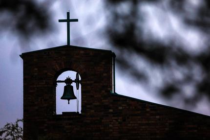 Ending Clergy Abuse: Turm einer katholischen Kirche