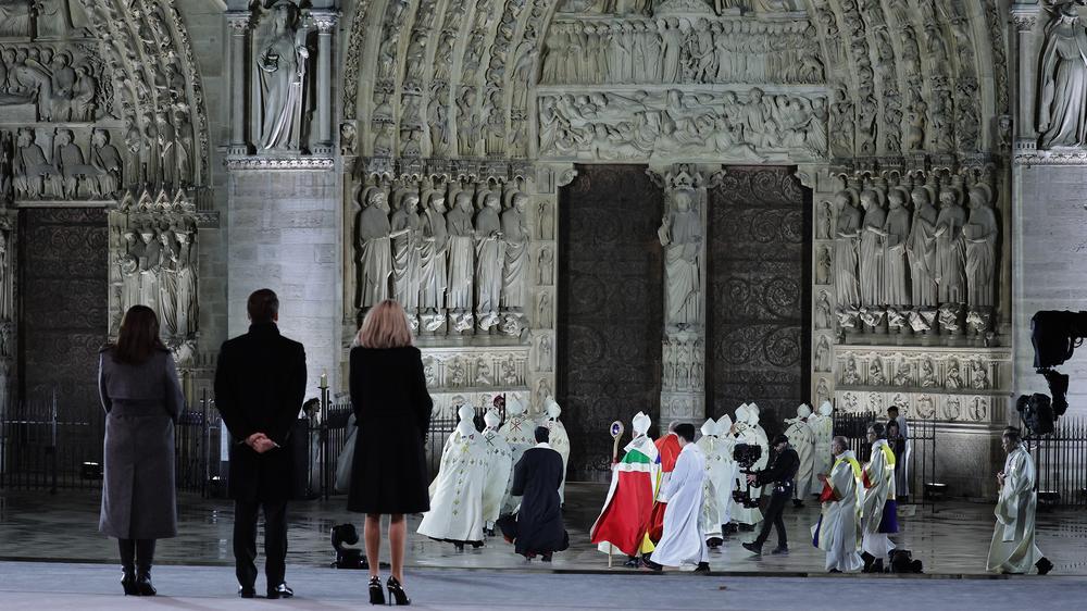 Notre-Dame: Die Pariser Bürgermeisterin Anne Hidalgo, der französische Präsident Emmanuel Macron und seine Frau Brigitte Macron (von links) während der Wiedereröffnungszeremonie von Notre-Dame.