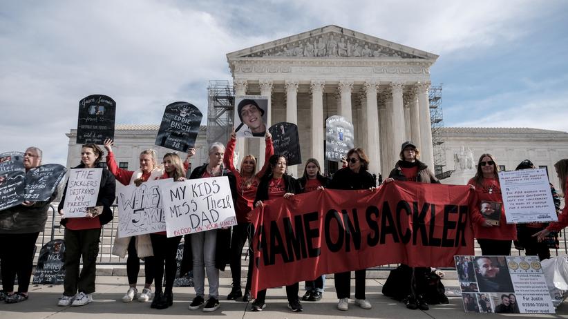 Opioidkrise: Demonstranten fordern im Dezember 2023 vor dem Supreme Court in Washington, D.&nbsp;C., eine Verfolgung der Verantwortlichen für die Opioidkrise.