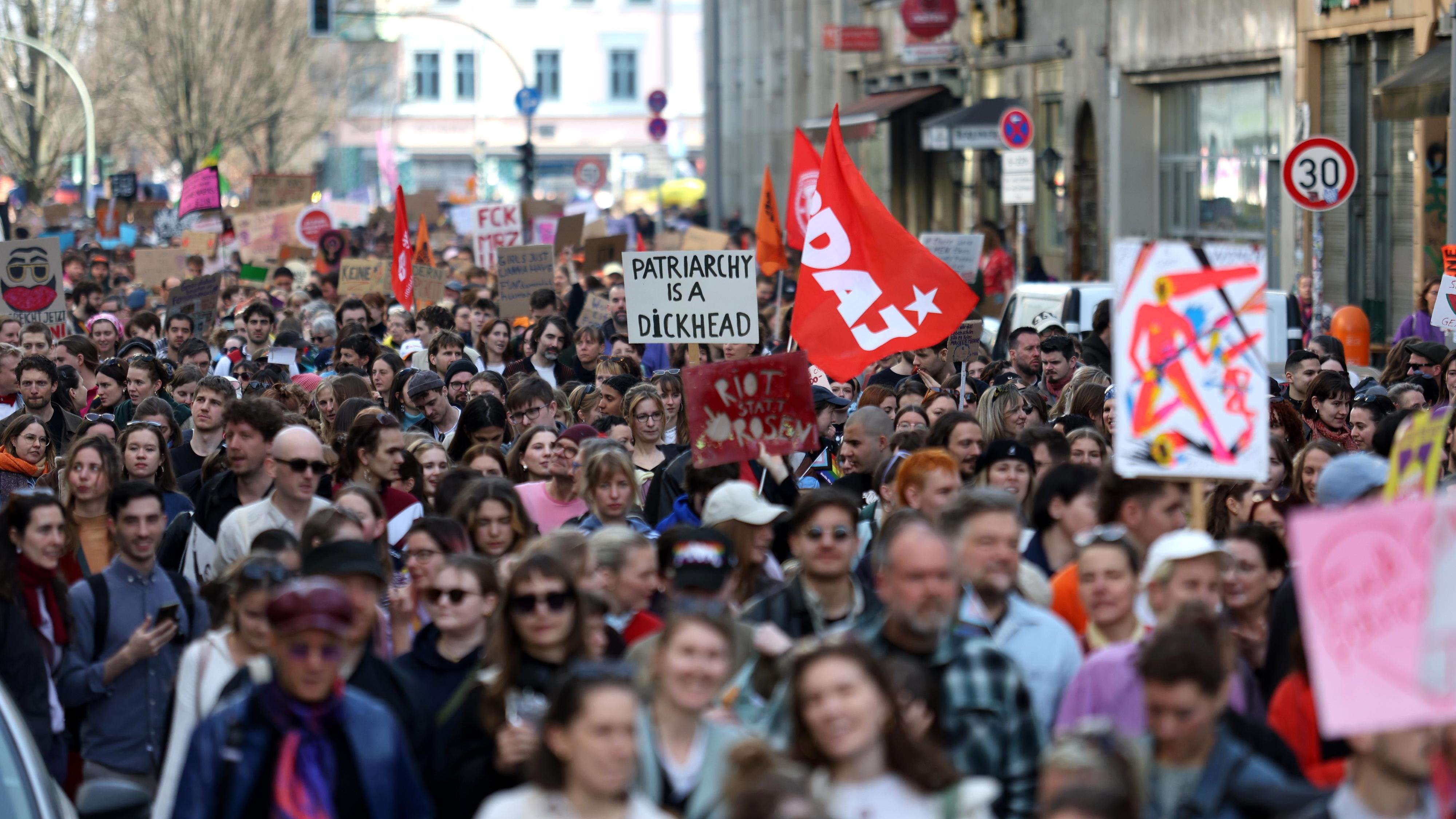 Internationaler Frauentag: Zehntausende Menschen folgten deutschlandweit den Protestaufrufen zum feministischen Kampftag.