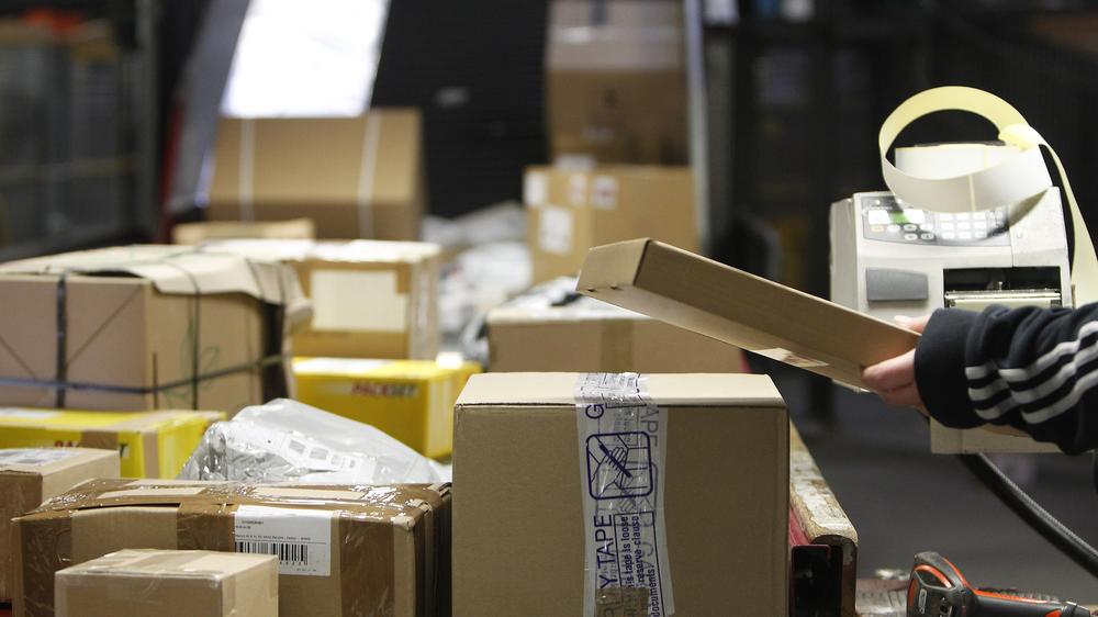 Briefe und Pakete: Pakete stehen auf einem Förderband für die Auslieferung im Transitzentrum der Deutschen Post DHL: Die Deutsche Post hat im Jahr 2024 mehr als 40.000 Beschwerden erhalten.