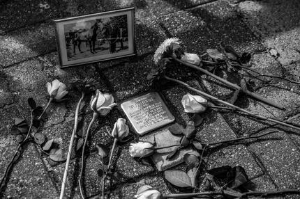 "Verbrechen"-Podcast: Stolperstein f?r Bruno Luedke bei der Verlegung eines Stolpersteins fuer NS-Opfer Bruno Luedke vor dem ehemaliegen Wohnhaus Gruene Trifft 32 in Berlin Koepenick am Samstag 28.08.2021