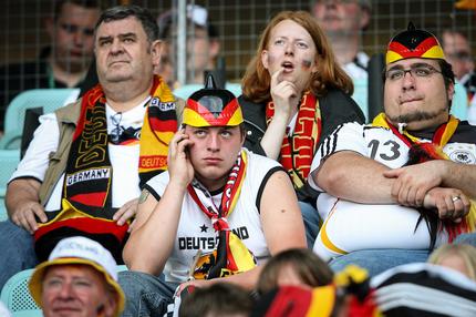 Piefke: FUSSBALL EUROPAMEISTERSCHAFT 2008 Österreich - Deutschland am 16.06.2008 in Wien, Österreich. Deutschland Fans mit Pickelhauben.