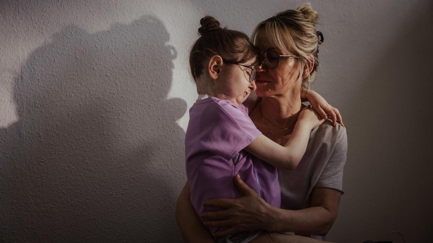 Pflegefall: Katharina Lutz pflegt ihre 19-jährige Tochter rund um die Uhr, da sie keinen Pflegedienst findet.