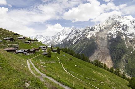Bergsturz in der Schweiz: Ein Blick auf das Kleine Nesthorn zeigt die Spuren der Felsen die oberhalb des Dorfes Blatten abbrachen und ins Tal rutschten. Ein großer Teil des Dorfes Blatten im Lötschental im Kanton Wallis wurde unter Massen von Eis, Schlamm und Felsen begraben. Zahlreiche Häuser wurden zerstört, und eine Person wird vermisst. Zwischen dem 19. und 28. Mai stürzten mehrere Millionen Kubikmeter Gestein vom Kleinen Nesthorn oberhalb von Blatten ab. Dabei entstand ein neun Millionen Tonnen schwerer Schuttkegel auf dem Birchgletscher, der schliesslich am 28. Mai 2025 zusammenbrach. +++ dpa-Bildfunk ++ 01/06/2025