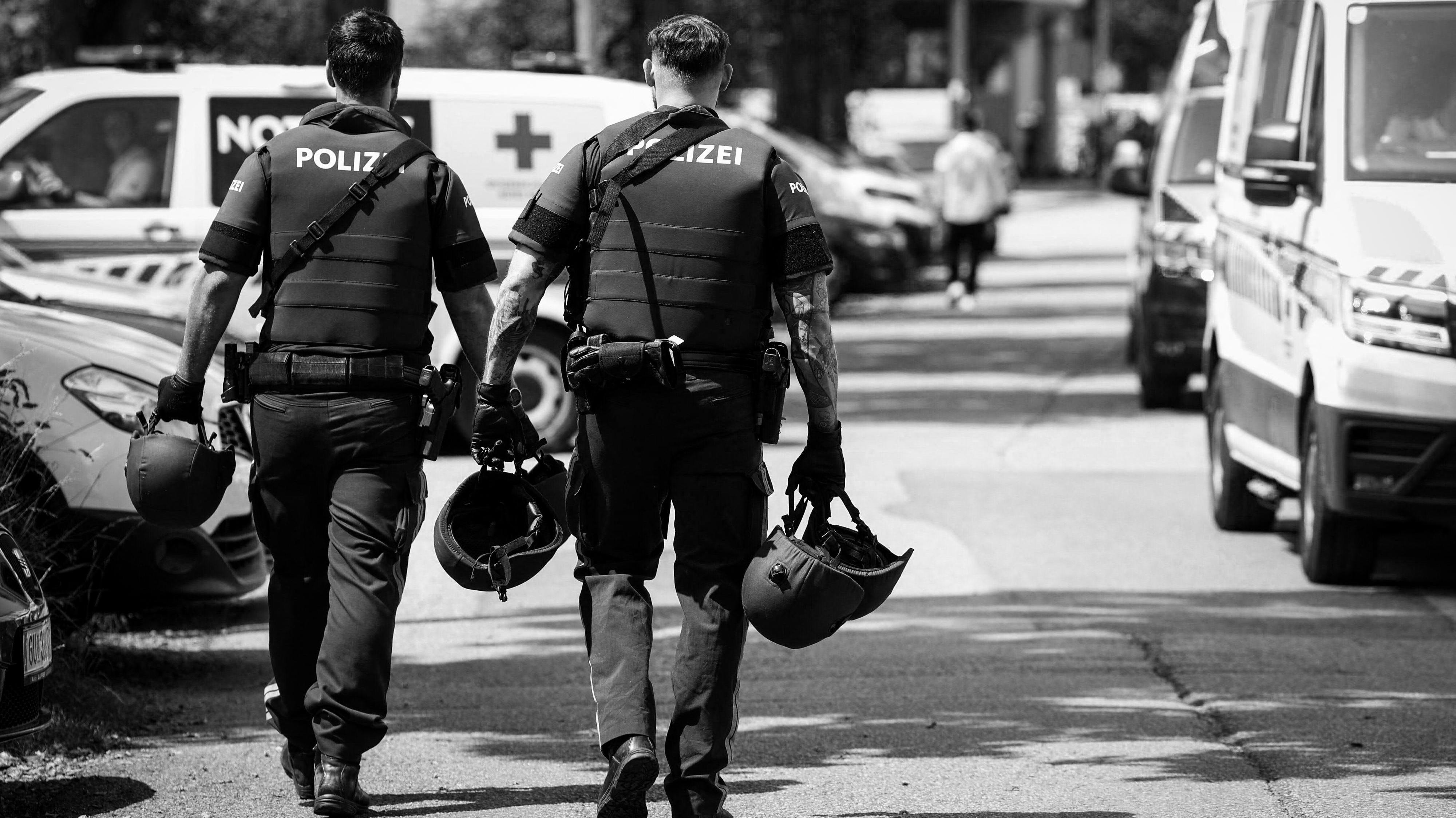 Waffenrecht in Österreich: Polizisten in Graz, nach dem Amoklauf an der einer Schule