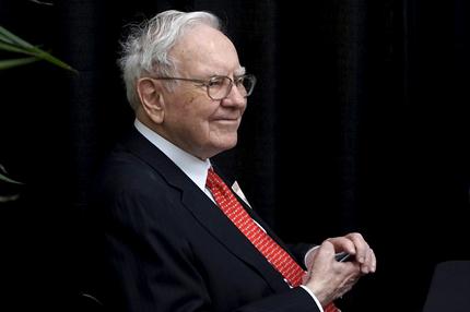 Philanthropie: Berkshire Hathaway CEO Warren Buffett plays bridge during the Berkshire annual meeting weekend in Omaha, Nebraska May 3, 2015. More than 40,000 Berkshire Hathaway shareholders poured into Omaha this weekend to celebrate Buffett's 50th anniversary running the company, at what the world's third-richest person calls Woodstock for Capitalists.