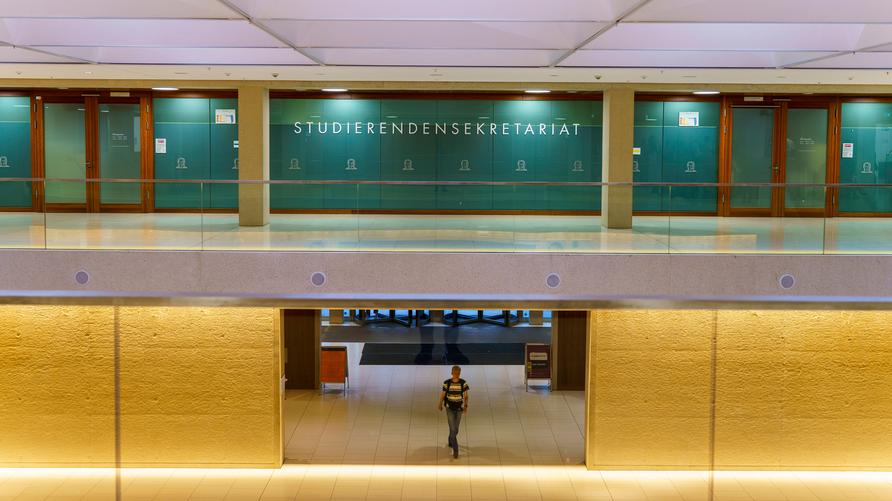 Studienfinanzierung: 13/10/2023  Ein Student geht auf dem Campus Westend an der Johann Wolfgang Goethe-Universität durch ein Gebäude mit dem Studierendensekretariat. Dieser Tage beginnen in Hessen Tausende junge Menschen ein Studium oder einen neuen Studiengang. (zu dpa: «Trend zu mehr Erstsemestern in Hessen - Angespannter Wohnungsmarkt») +++ dpa-Bildfunk +++