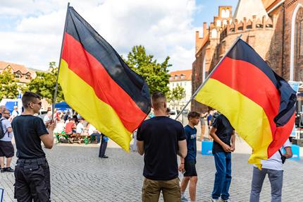 Rechtsextremismus: BERLIN, GERMANY - JUNE 1: A Far-right activist wears a short reading "German Guys" during a march on June 1, 2025 in Berlin, Germany. Police recently arrested a number of male youths who are suspected of being members of a neo-Nazi gang responsible for an arson attack and planning other acts of violence. Hundreds of counter-protesters sought to prevent today's march. (Photo by Omer Messinger/Getty Images)