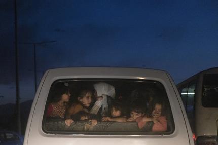 Abschiebungen aus Pakistan: Children ride in the back of a vehicle near the Hamid Karzai International Airport in Kabul, Afghanistan on Saturday, Aug. 28, 2021. Hundreds of thousands of Afghans are still thought to be seeking to flee the country, but President Joe Biden and other global leaders have acknowledged that many will not get out before the deadline. (Victor J. Blue/The New York Times)