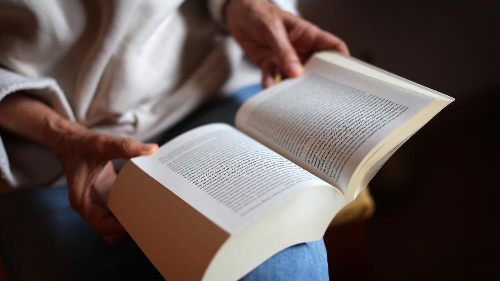  Die Longlist für den Deutschen Buchpreis 2025 steht fest, sechs Debütromane haben es in die engere Auswahl geschafft.