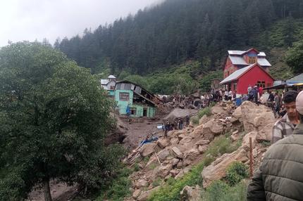 Indien: Beschädigte Gebäude in einem Bergdorf in der Region Chositi im indisch kontrollierten Teil Kaschmirs nach schweren Regenfällen. 14/08/2025, Chositi, Indien
