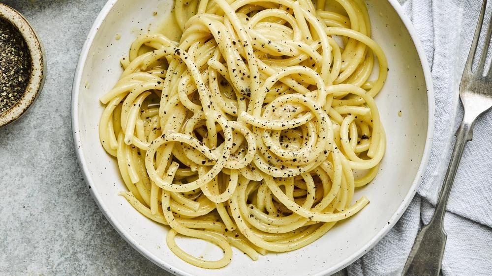 Cacio e pepe: Pasta, Pfeffer und Käse machen noch keine gute Cacio e pepe. Erst mit einer überraschenden Zutat wird das Rezept perfekt.