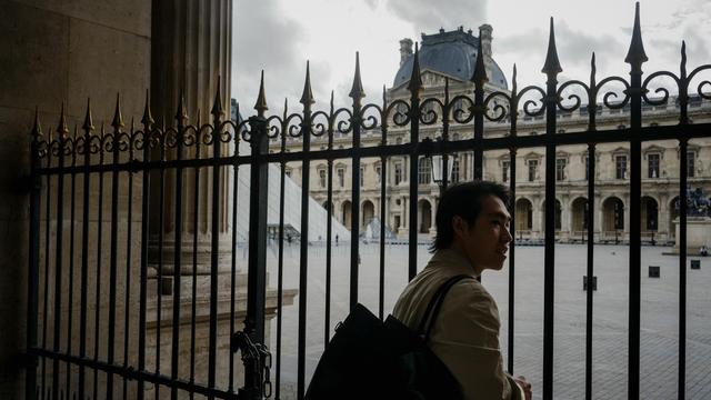 Paris: Louvre nach Juwelendiebstahl wieder geöffnet