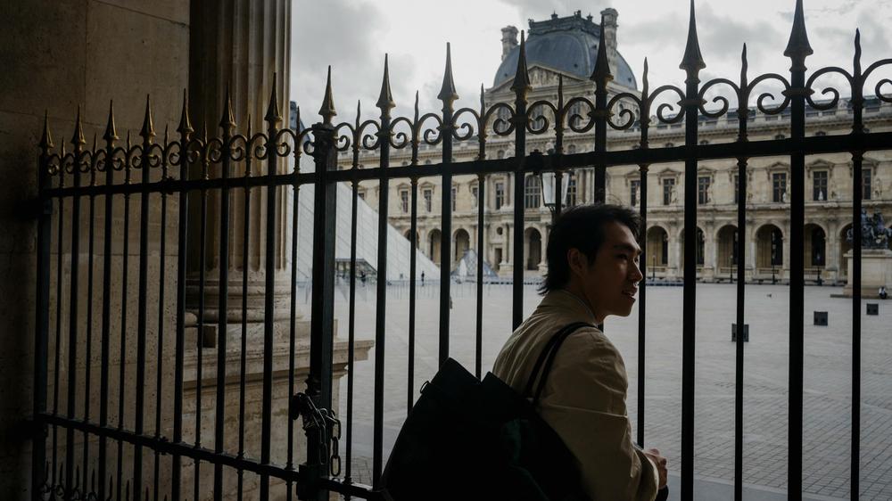  Hunderte Menschen standen am Morgen vor dem Eingang der Glaspyramide des Louvre und warteten auf Einlass. Das Museum ist nach dem Diebstahl wieder geöffnet.