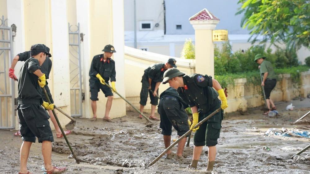 Südostasien: Aufräumarbeiten in der vietnamesischen Stadt Huế nach den Überschwemmungen