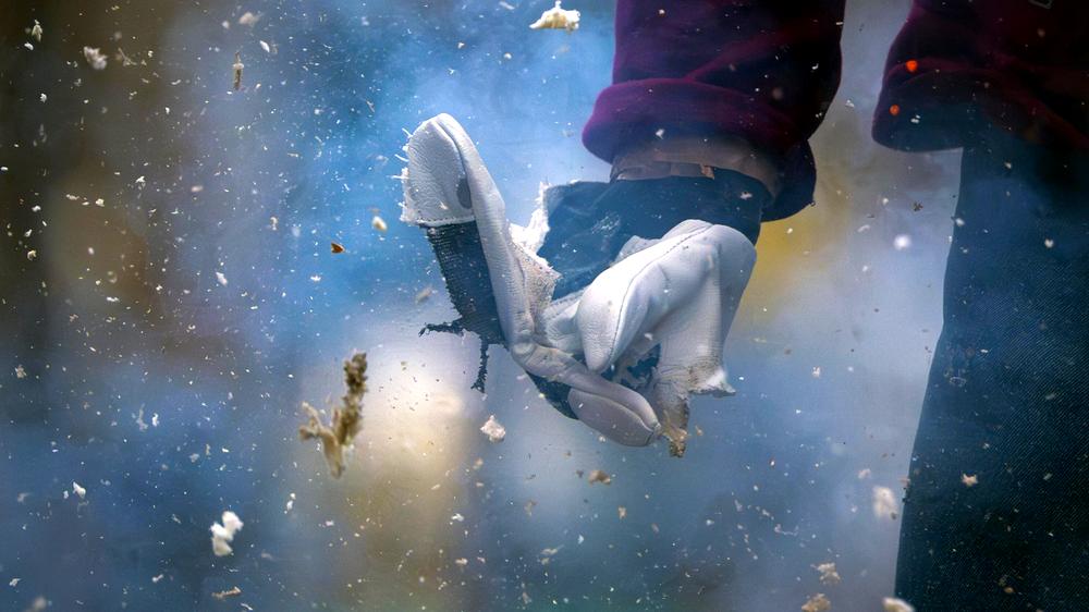 Silvester: Ein illegaler Böller explodiert während einer Pressevorführung der Berliner Feuerwehr in der Hand einer Puppe.