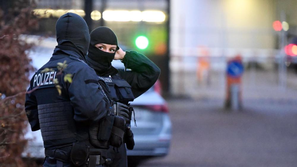 Polizeikräfte vor dem Bundesgerichtshof in Karlsruhe