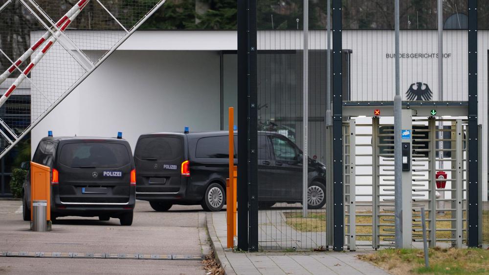  Drei ukrainische Staatsbürger sollen in russischem Auftrag geplant haben, Gütertransporte von Deutschland in die Ukraine zu entzünden.