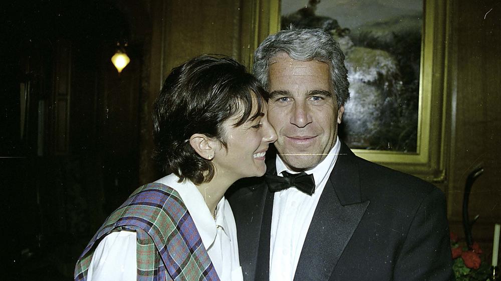  Eine von der US-Staatsanwaltschaft veröffentlichte undatierte Aufnahme zeigt Ghislaine Maxwell und Jeffrey Epstein.