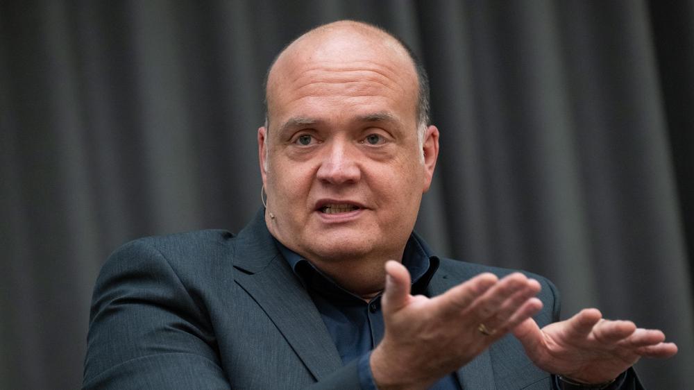  Robin Alexander gehört zu den bekanntesten Politikjournalisten Deutschlands und hostet zusammen mit Dagmar Rosenfeld den Podcast "Machtwechsel".