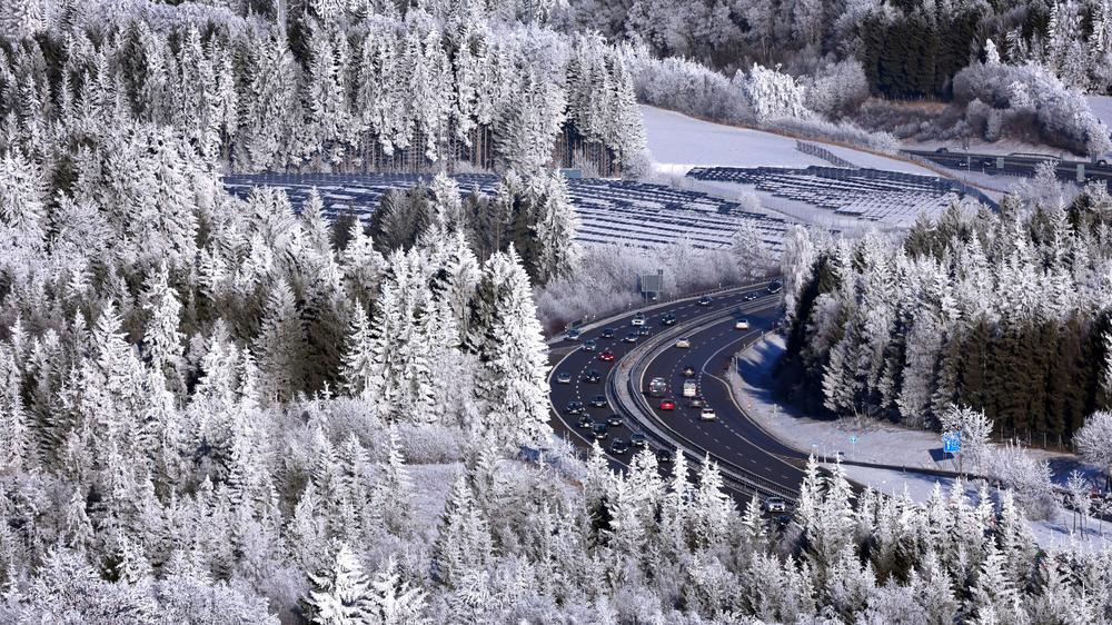 Winterwetter: Autos fuhren auf der A7 in Bayern am Samstag durch eine winterliche Landschaft. Der Wetterdienst warnt vor glatten Straßen.