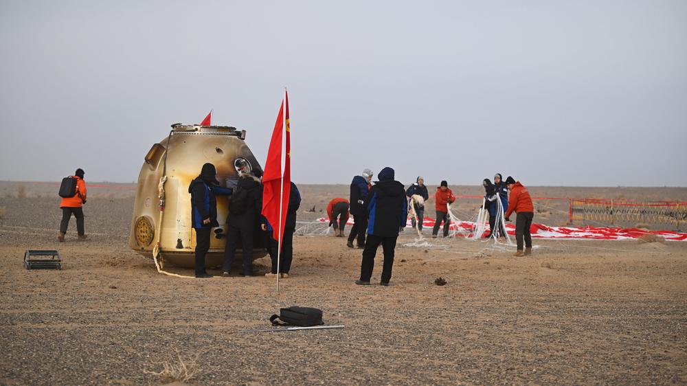 "Shenzhou 20": Die Rückkehrkapsel des Raumschiffs «Shenzhou 20» nach der Landung in Dongfeng in der nordchinesischen Wüste Gobi.