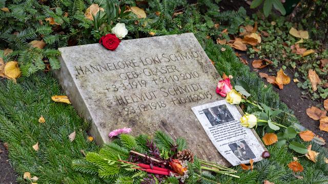Hamburg: Erneut Hakenkreuz-Schmierereien auf Grab von Helmut Schmidt