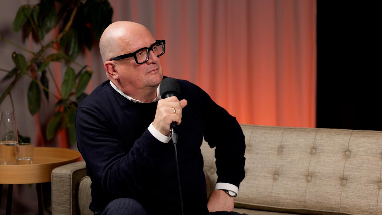 Gewalttat: Kopfüber ins Gleisbett gestoßen