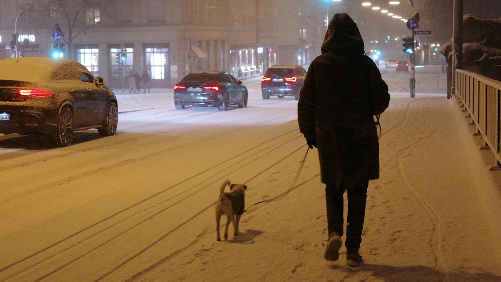 Winterwetter: Schneebedeckte Straßen in München: Das Winterwetter sorgt vielerorts für Beeinträchtigungen im Verkehr, der Deutsche Wetterdienst warnt vor Glätte.