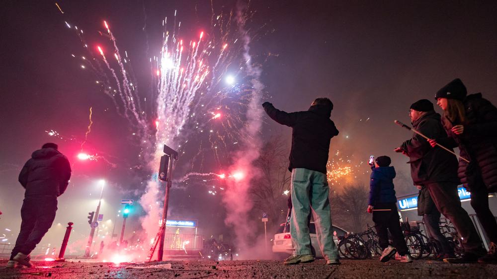 Jahreswechsel: In Berlin nahm die Polizei rund 400 Menschen wegen Missbrauchs von Feuerwerk vorläufig fest.