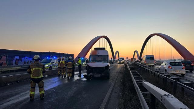 Glatteis: 26 Fahrzeuge kollidieren auf der Autobahn 42 bei Essen