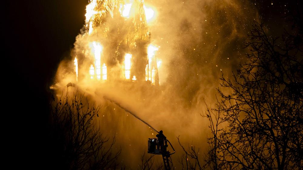 Niederlande: Feuerwehrleute löschen die brennende Vondelkirche in der Nähe des Vondelparks in Amsterdam.