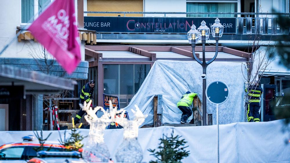 Brand in der Schweiz: Mitten in der Silvesternacht ist in einer Bar im Schweizer Skiort Crans-Montana ein verheerendes Feuer ausgebrochen.