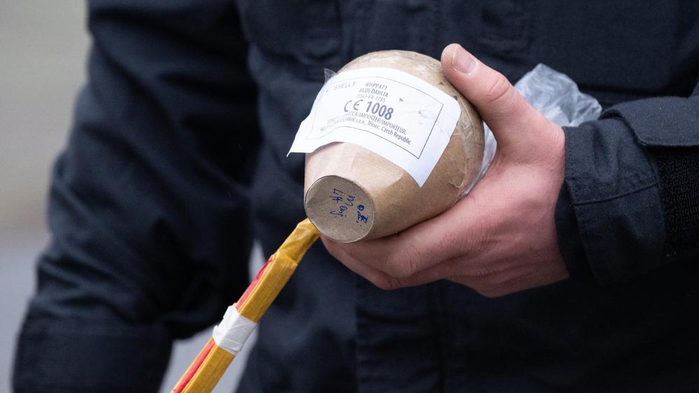 Silvester in Berlin: Der Erwerb und Einsatz von Kugelbomben durch Privatpersonen ist in Deutschland verboten.
