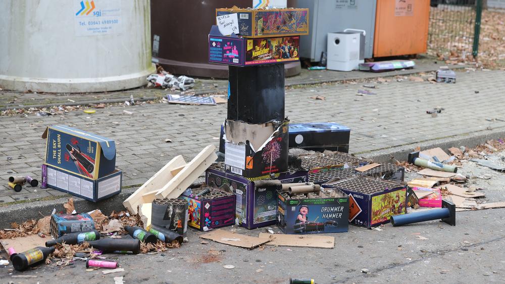Silvester: Nach einer Silvesternacht bleibt vor allem eines übrig: Der Müll ist aber nur einer von vielen Aspekten, die Umweltschützer an privaten Feuerwerken kritisieren.