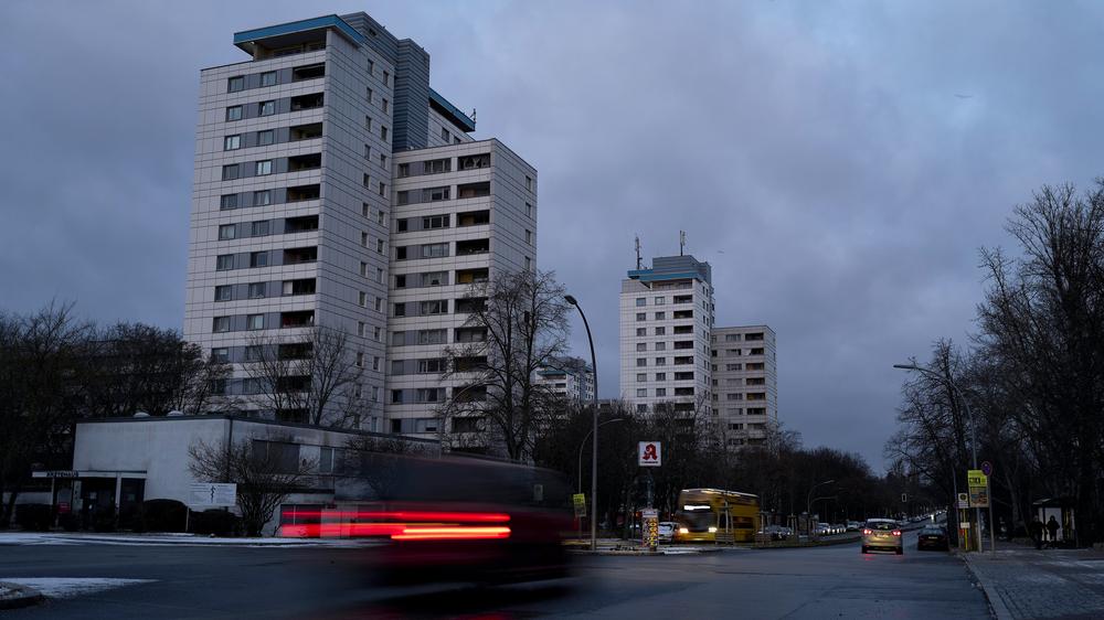 Stromausfall in Berlin: Nach dem Brand einer Kabelbrücke über dem Teltowkanal sind Zehntausende Haushalte in Berlin ohne Strom.