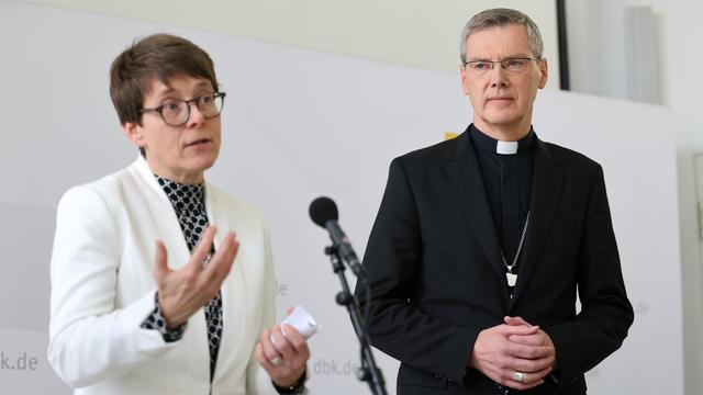 Deutsche Bischofskonferenz: Bischöfe wollen Predigterlaubnis für Frauen in Rom beantragen