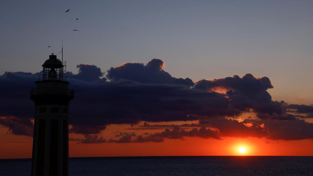 Massentourismus: Die rote Sonne versinkt vor Capri im Meer. Die Insel kämpft mit den Folgen des Massentourismus.