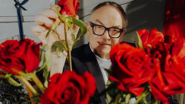 (+) Partnervermittlung: Verlieben ist sein Geschäft