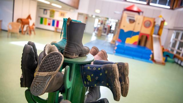 Studie: Mehrheit der Eltern beklagt Ausfälle bei Kinderbetreuung