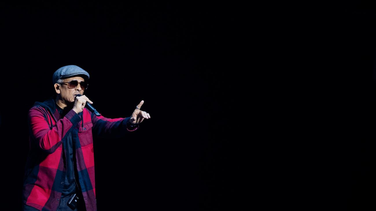 Demonstration vor dem Bundeskanzleramt: Xavier Naidoo verbreitet erneut antisemitische Verschwörungsmythen