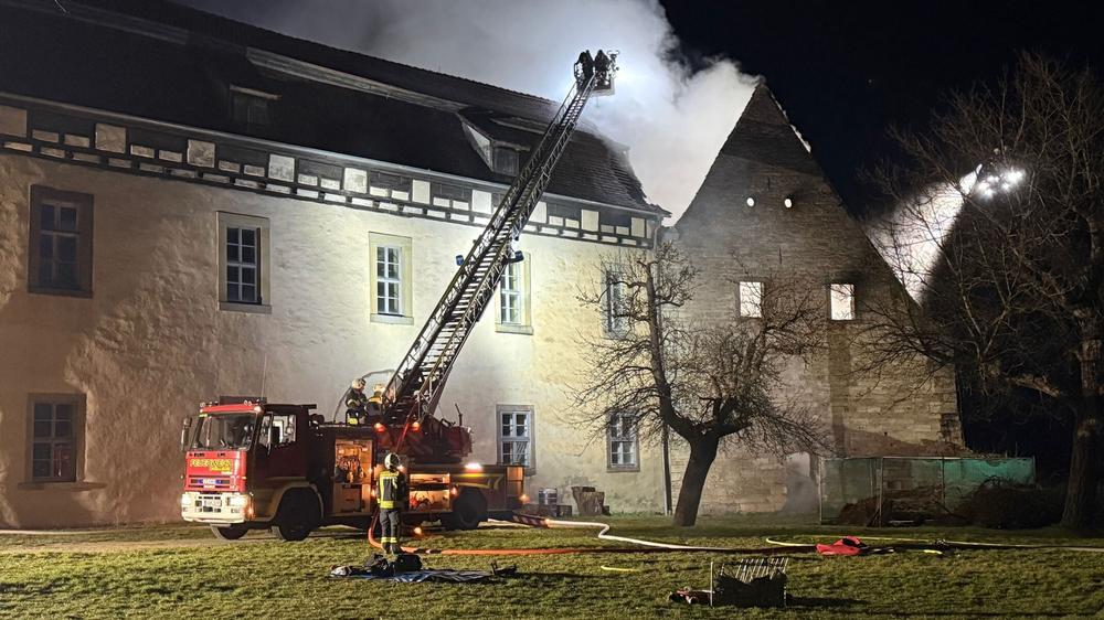 Thüringen: Die Feuerwehr bekämpft in der Nacht einen Brand auf der Runneburg.
