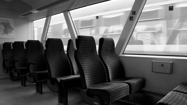 (+) Angst vor einem Fahrgast: Ein Regio, ein Sonderling und Bombenalarm