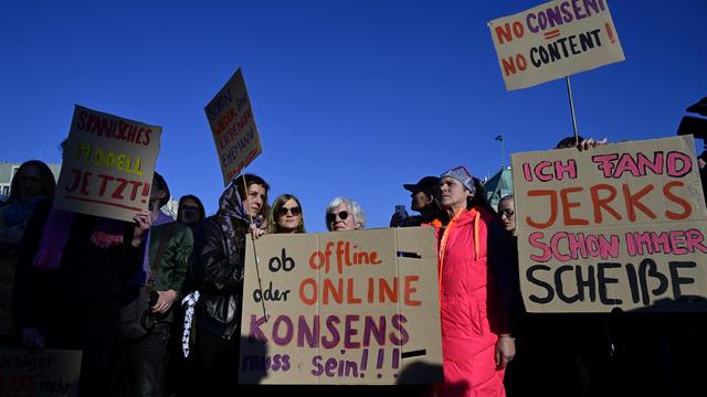 Tausende demonstrieren in Berlin gegen digitale Gewalt