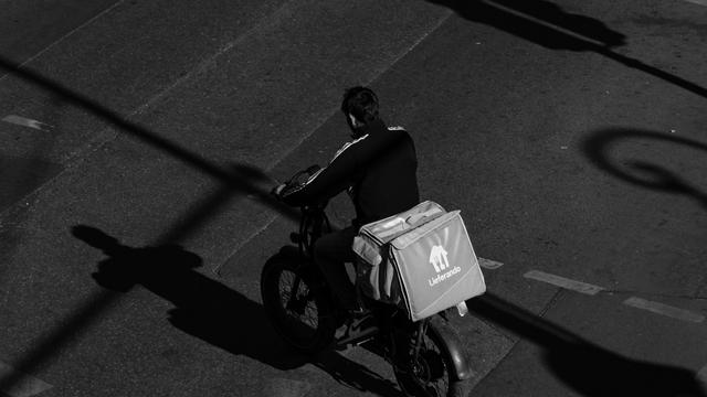 Arbeitsbedingungen von Lieferdienstfahrern: Schauen Sie Ihrem Lieferdienstfahrer doch mal ins Gesicht